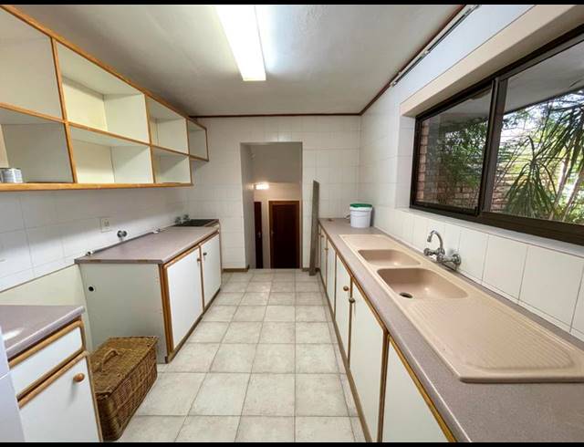 6 BEDROOM HOUSE FOR SALE IN PANORAMA